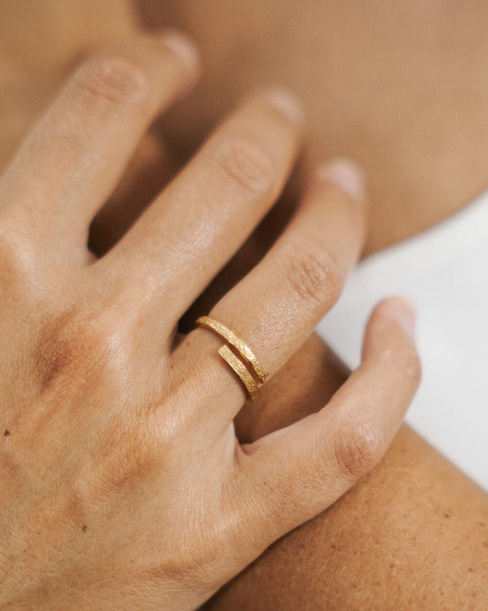 Twin Curve Ring
